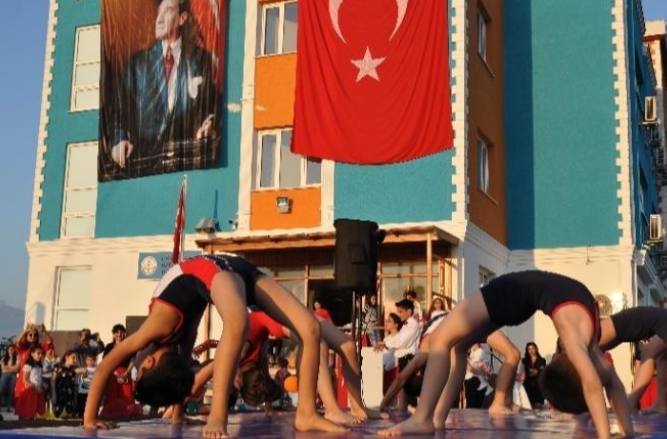 Çocuklar jimnastik yapıyor