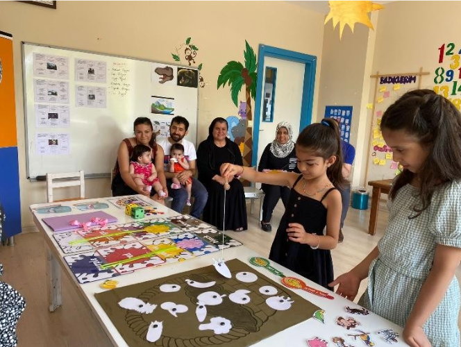 Öğrenciler resim yapıyor