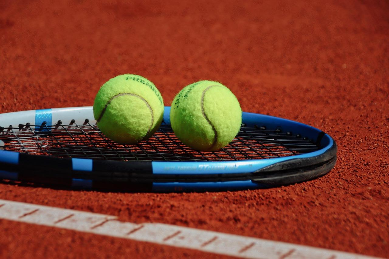 Öğrenciler tenis oynuyor